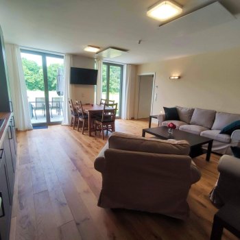 gemütliches Wohnzimmer mit Smart-TV, WLAN ...